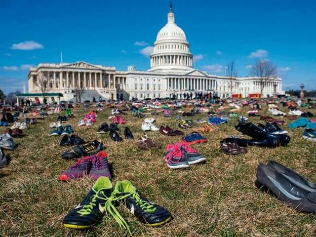 En marzo, la explanada ante el Capitolio de Washington apareció cubierta con 7.000 pares de zapatos que simbolizaban a los niños muertos por armas de fuego.