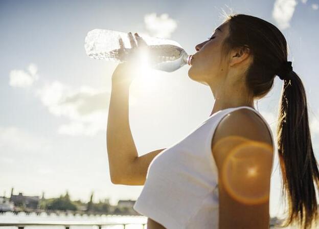 Beber menos agua de la que nuestro cuerpo necesita puede afectar a nuestra dieta y evitar que se queme toda la grasa que queremos eliminar.