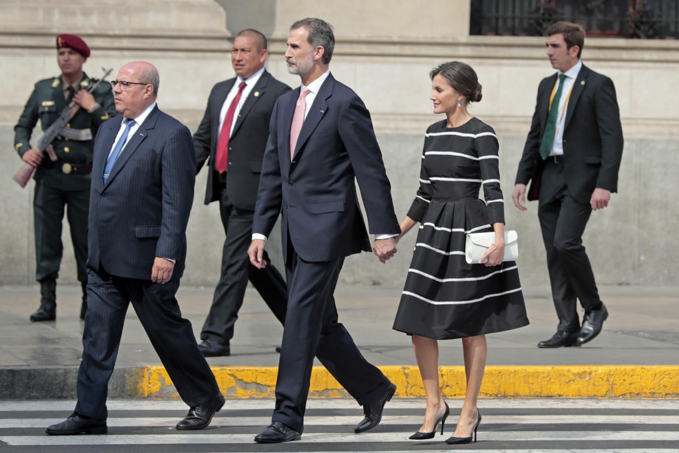 Los detalles del primer look de doña Letizia en Perú