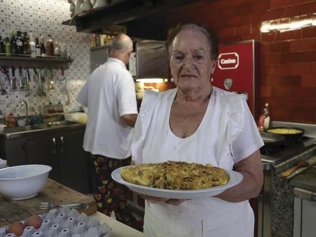 Josefina con su famosa tortilla.