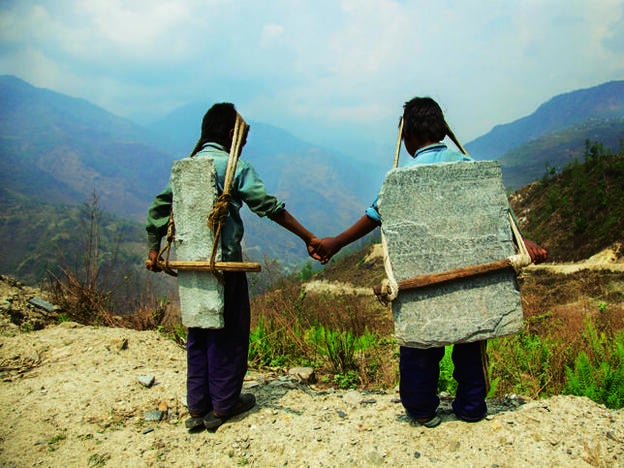 En el Himalaya, los niños cargan durante kilómetros piedras de pizarra más pesadas que ellos mismos. Del libro Slavery to liberation: Bound to freedom, de Lisa Kristine.