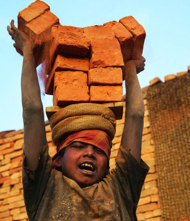 En Nepal, un niño carga ladrillos. Del libro Slavery to liberation: Bound to freedom, de Lisa Kristine.