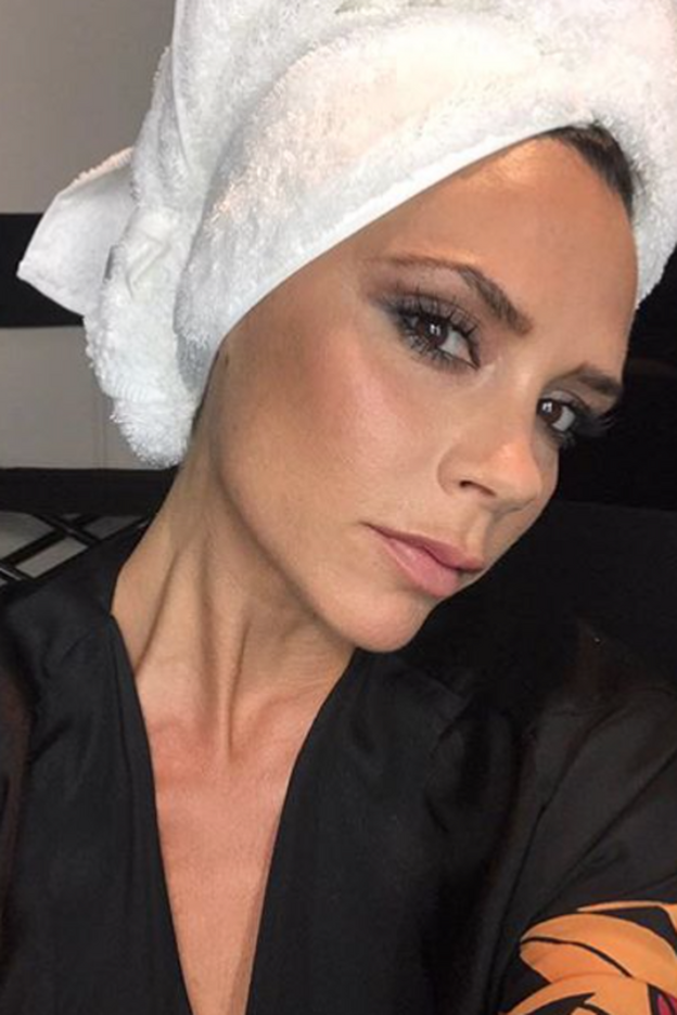 Otro primer plano de Victoria Beckham en el que podemos observar su maquillaje.