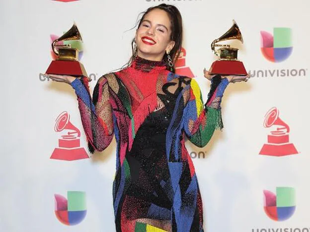 Los looks de Rosalía en los Premios Grammy Latino 2018 no pasaron desapercibidos como los de su día a día. Haz clic en la imagen: repasamos todos los looks de Rosalía: del chándal a los trajes de chaqueta./GTRES