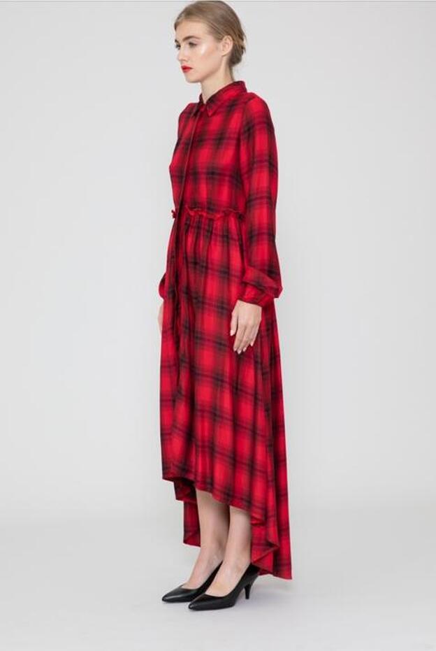 Vestido camisero de cuadros en color rojo, 59,99 euros.