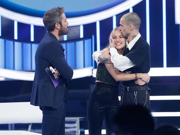 Roberto Leal ante María Villar y Pablo Amores en la gala 10 de 'OT 2018'. Pincha sobre la foto para conocer a todos los concursantes de esta edición./gtres.