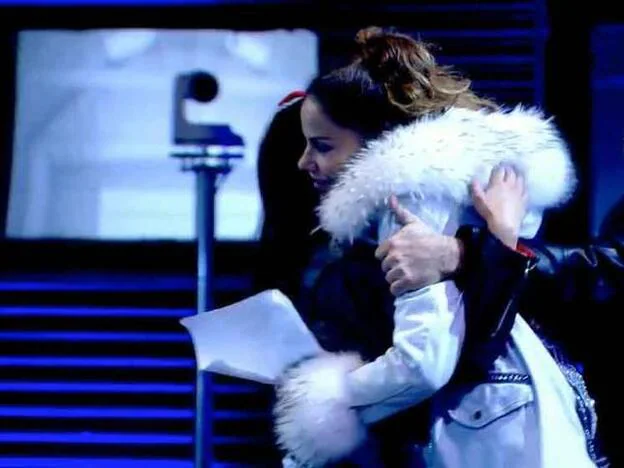 Mónica Hoyos y Miriam Saavedra fundiéndose en un abrazo forzado por El Koala.