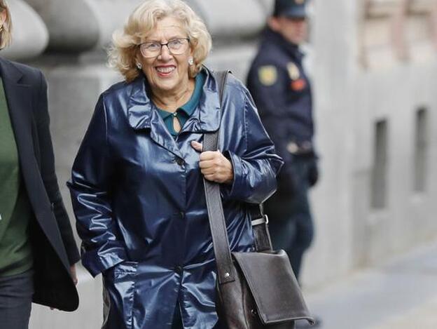 Manuela Carmena andando por las calles de Madrid./GTRES