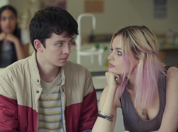 Asa Butterfield y Emma Mackey, en 'Sex education'