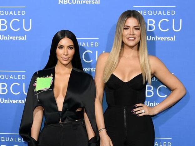 Kim Kardashian y Khloé Kardashian. Haz clic en la imagen y conoce: Todo lo que sabemos del parto y postparto de Khloé Kardashian/GETTY