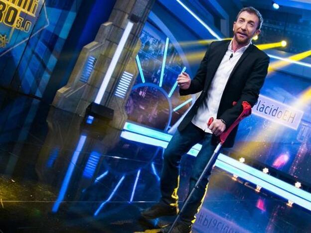Pablo Motos sorprendió en 'El Hormiguero' con muletas./Antena 3.