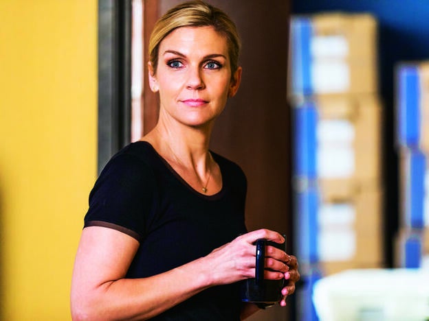 La actriz Rhea Seehorn interpreta a Kim Wexler en Better call Saul. (Pincha en la imagen para descubrir las mejores series de negocios ilícitos recomendadas por Jorge Carrión)./d.r.