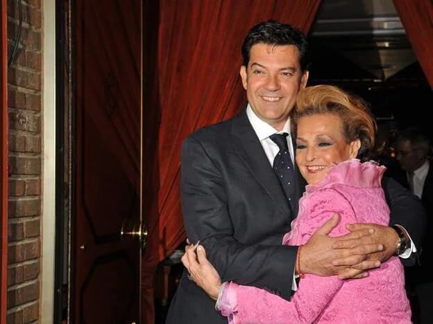 Augusto Algueró hijo junto a su madre, Carmen Sevilla, en una foto de archivo: el día del 80 cumpleaños de ella./gtres.