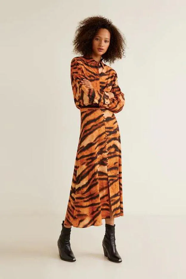 Camisa y falda larga con detalle de botones y estampado de tigre, 79,98 euros.