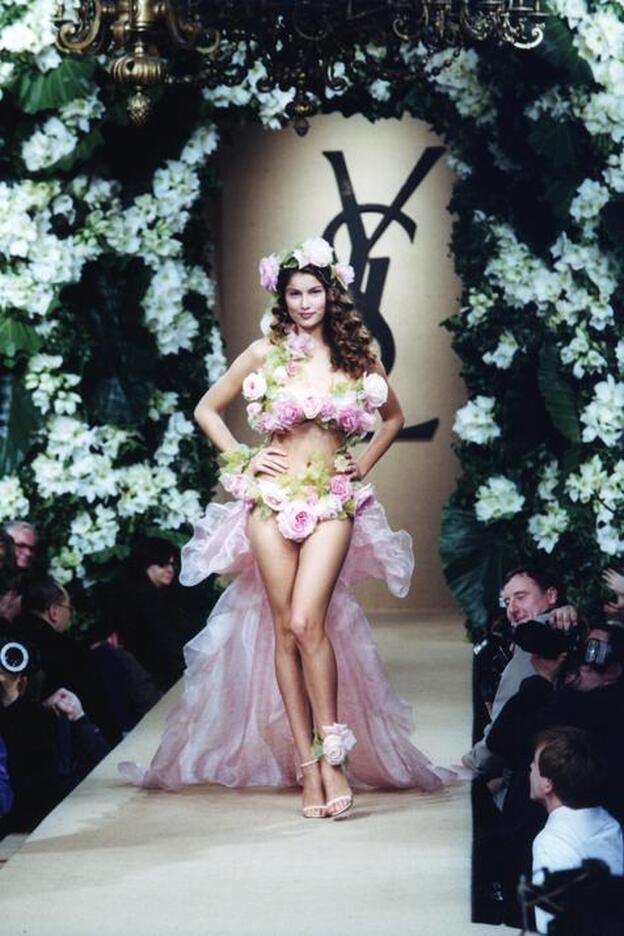 Laetitia Casta en el desfile de alta costura de Yves Saint Laurant en 1999.