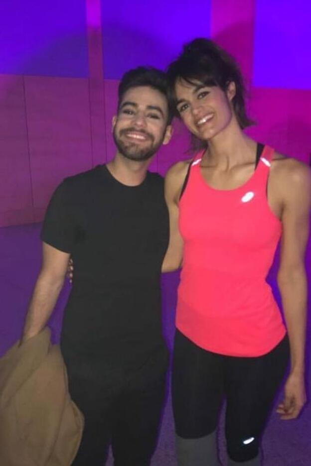 Agoney convierte en viral esta fotografía con al que se muestra a una nadadora que tiene un gran parecido con Amaia Romero.