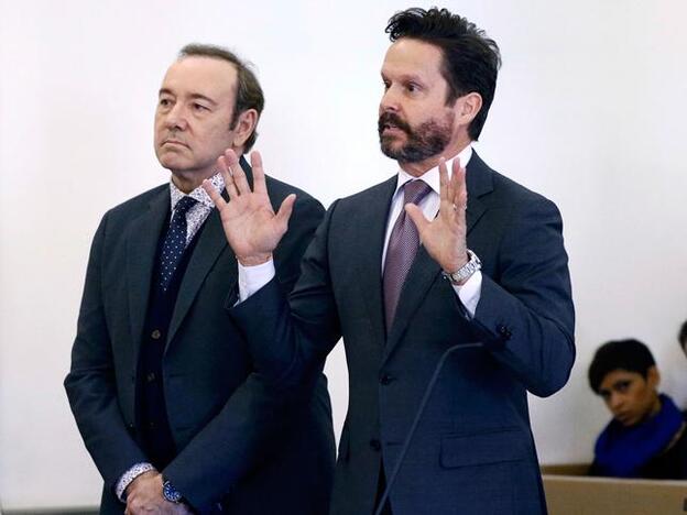 Kevin Spacey durante la vista en el juzgado de Massachusetts acompañado por su abogado./gtres.