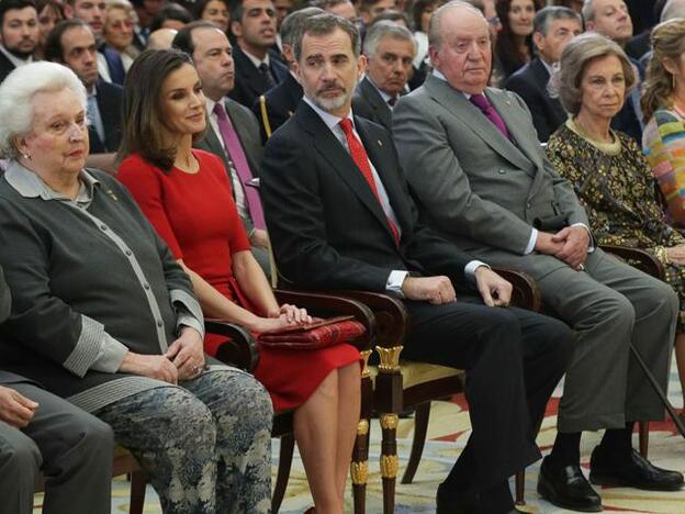 Don felipe y doña Letizia junto a don Juan Carlos y doña Sofía en la entrega de los premios nacionales del deporte./gtres