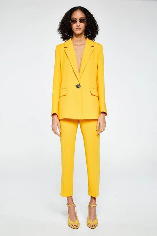 Una versión súper low cost del traje amarillo de Pilar Rubio, en Sfera.
