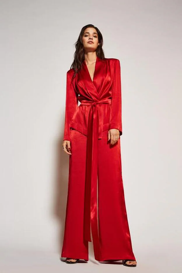 Blazer (159 euros) y pantalón satinado (119 euros) en color rojo.
