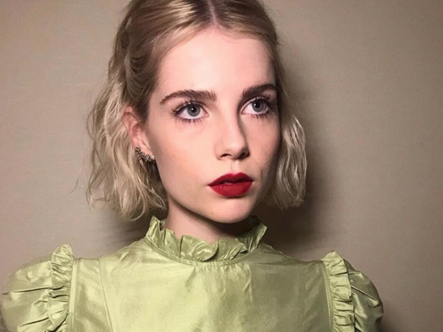 La versión recogida del bob de Lucy Boynton, con raya al medio.