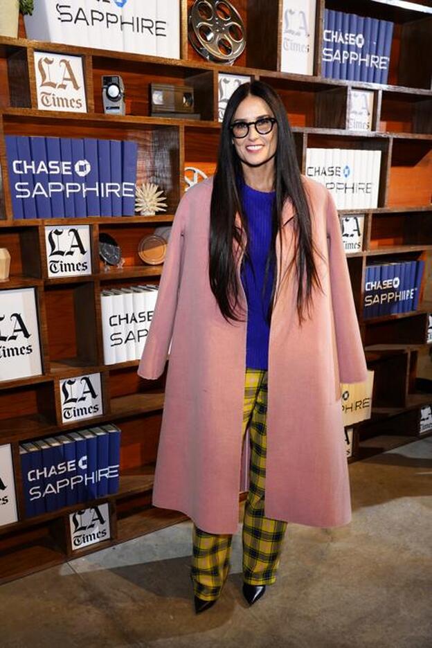 Demi Moore apareció en el Festival de Cine de Sundance con este 'lookazo' lleno de colores y de estilo 'oversize'.