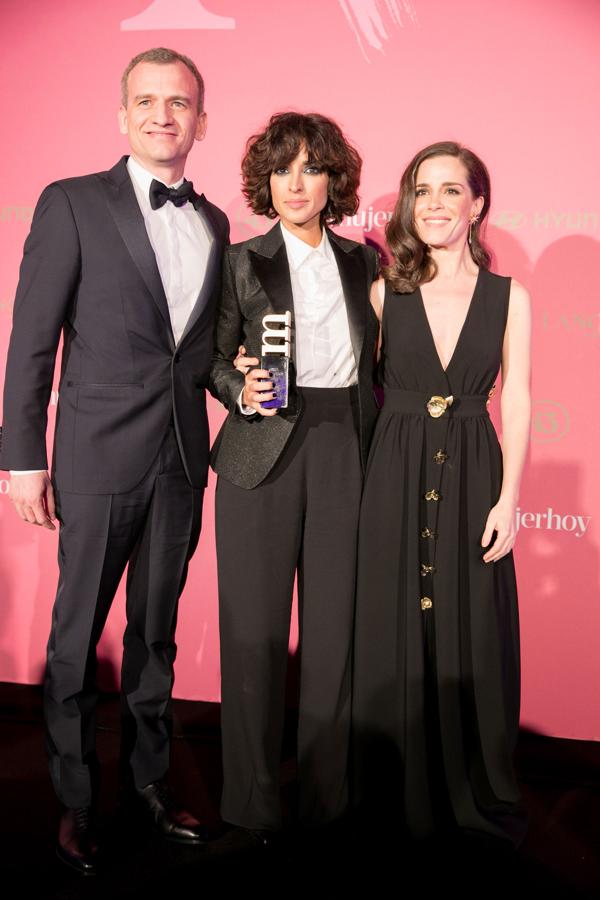 Ima Cuesta, recogiendo su premio Mujerhoy, de manos de Baptiste Beau, director general de Lancôme, y la actriz Nuria Gago.
