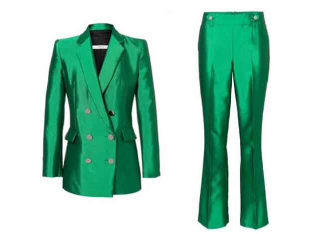 1. Blazer raso en verde metalizado (312 euros) / 2. Pantalón flare raso en verde metalizado (188 euros).