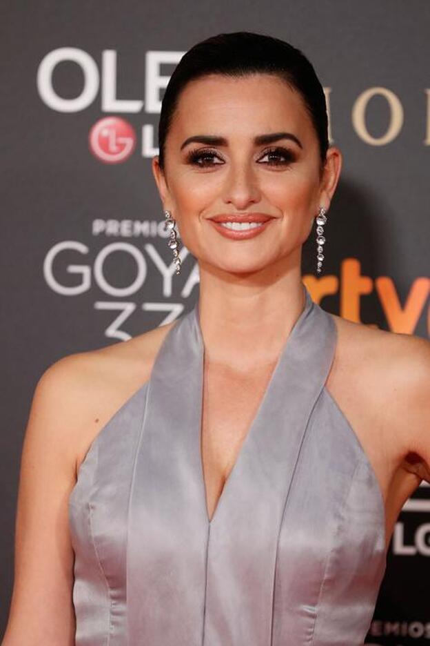 Penélope Cruz, sin Javier Bardem, en la alfombra roja de los Premios Goya 2019. Pincha sobre la foto para ver todos los looks de la noche./gtres.