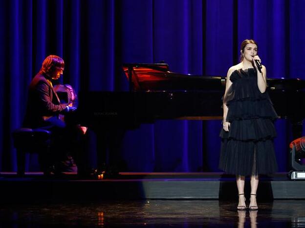 Amaia, con Manu Guix al piano, durante su actuación en los Premios Goya 2019. Pincha sobre la foto para ver todos los looks de la alfombra roja./gtres.