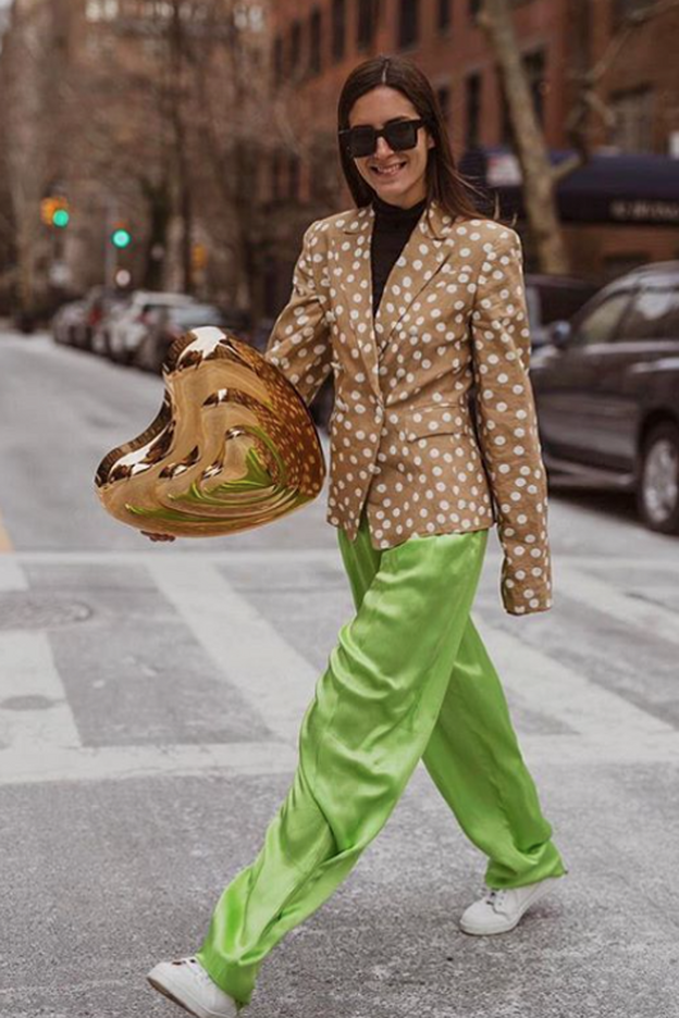 Gala González se atreve con la versión más arriesgada del verde flúor.