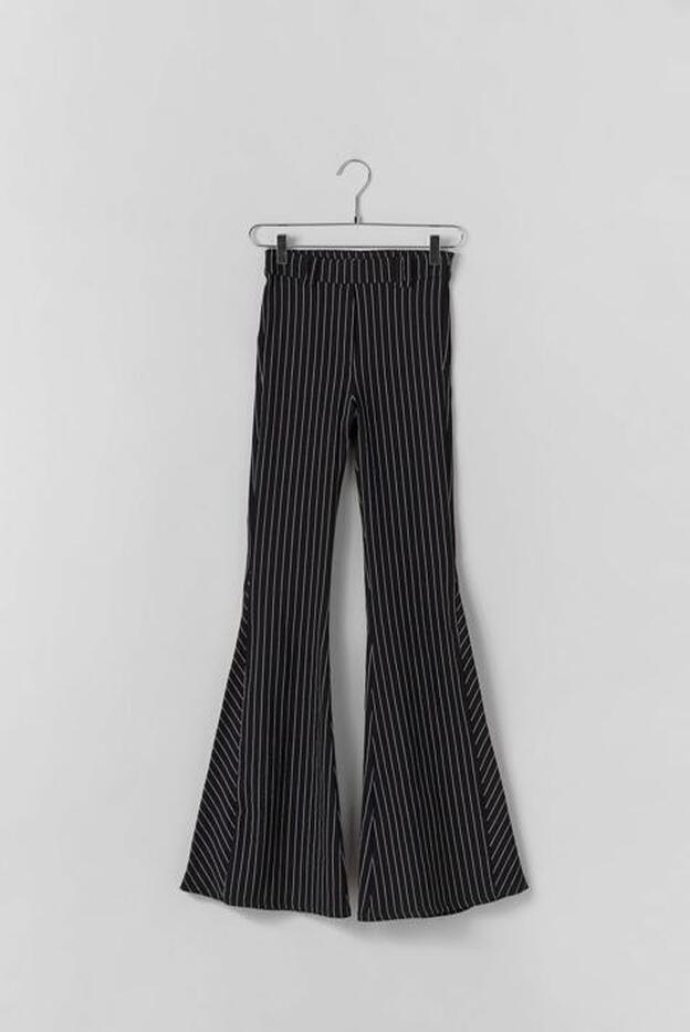 Pantalón flare de raya diplomática, 7,99 euros.