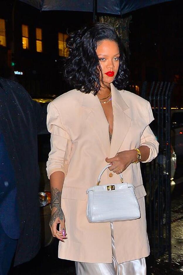 Rihanna sorprendía con un nuevo corte estilo bob a la salida de un restaurante en Nueva York.