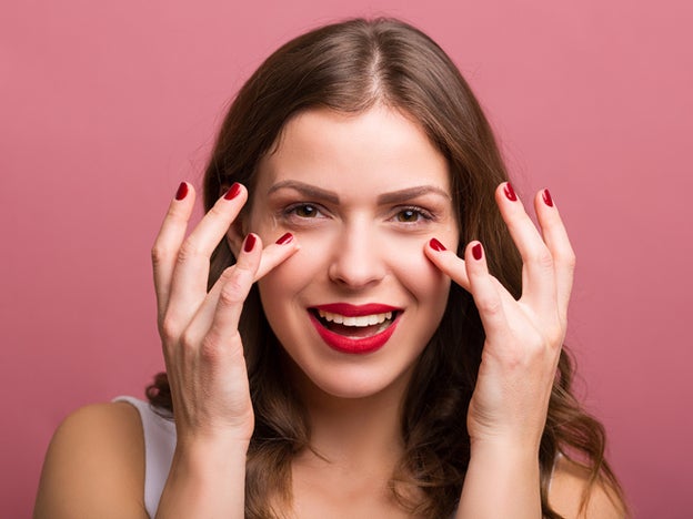 Pincha sobre la imagen y descubre los nueve mejores contornos de ojos, de venta en farmacias/shutterstock