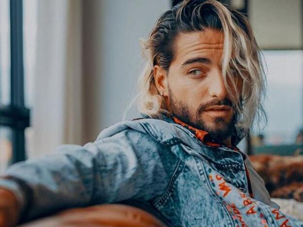 Maluma se cambia de 'look' aprovechando una causa solidaria./gtres.