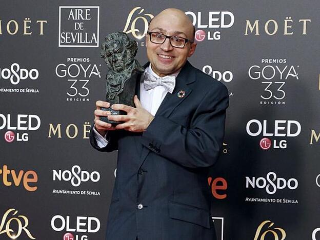 Jesús Vidal junto a su Premio Goya./Gtres