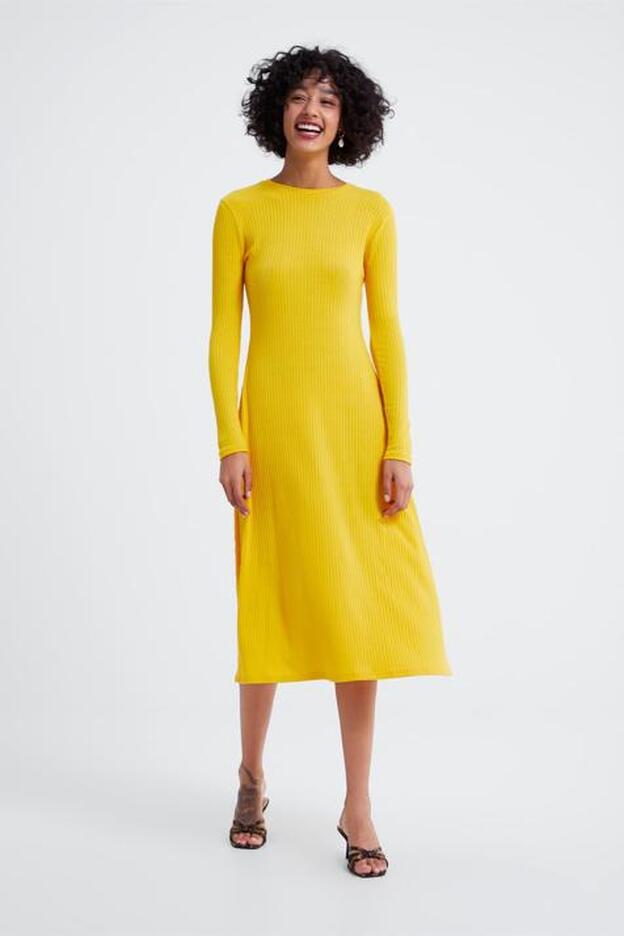 Vestido de Zara en amarillo brillante (19,95 eruos).