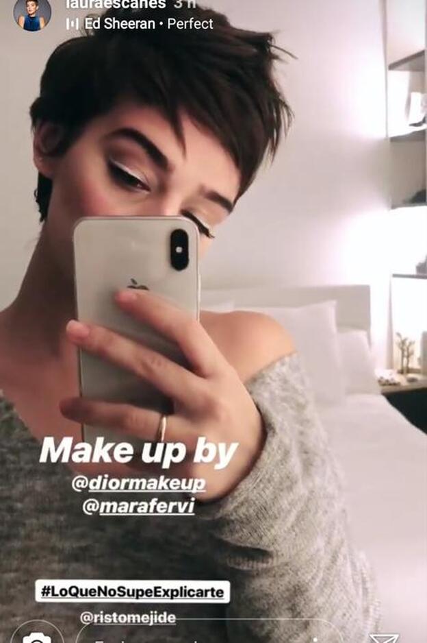 Laura Escanes se ha arriesgado con un eyeliner de color en un tono blanco.