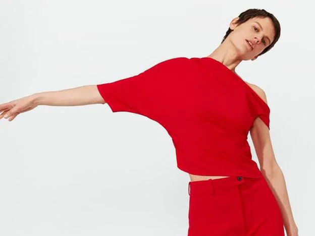 Tipos de blusas y tops que adelgazan los brazos anchos | Mujer Hoy