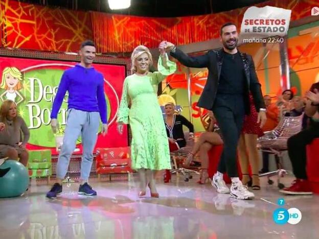 Manuel Zamorano presenta a Carmen Borrego con el último de los looks del desafío.