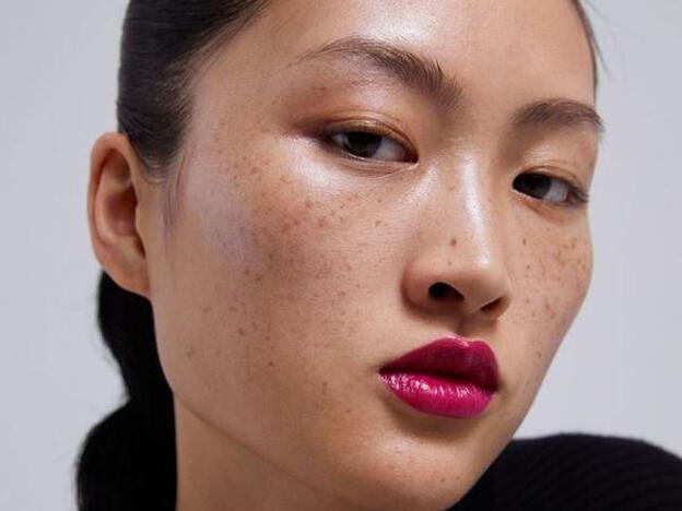 Es racista Zara por usar un modelo china con pecas en un anuncio? | Mujer  Hoy