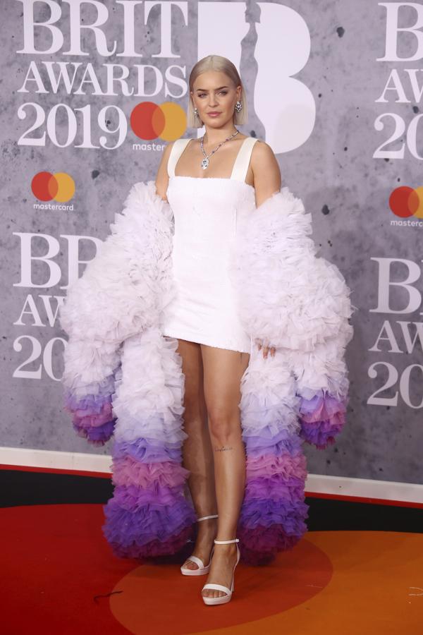 Los looks de Brit Awards 2019 que no nos gustaría ver en los Oscar: Anne Marie