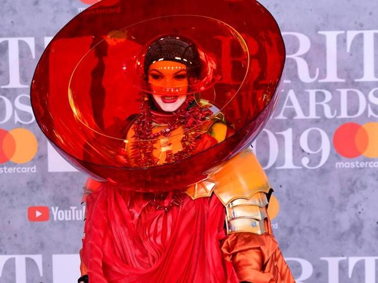 Los looks de los Brit Awards que sí y no nos gustaría ver en la alfombra roja de los Oscar