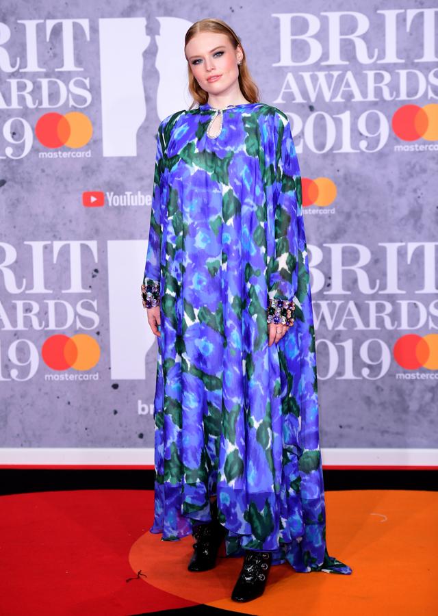 Los looks de Brit Awards 2019 que no nos gustaría ver en los Oscar: Freya Ridings