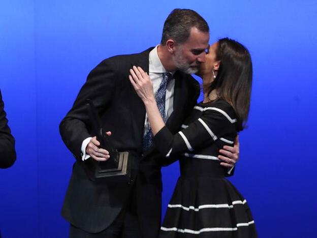 Este es el beso que doña Letizia le dio al Rey Felipe para sorpresa de todos./gtres.