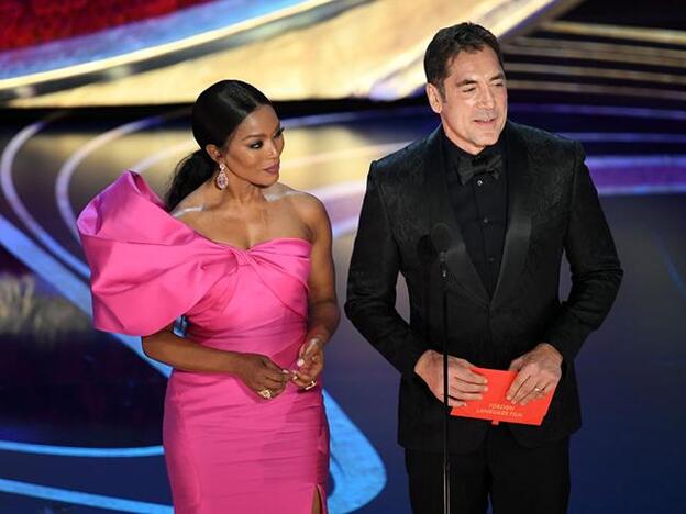 Javier Bardem junto a Angela Bassett en los Premios Oscar 2019. Pincha sobre la foto para ver todos los looks de la alfombra roja./getty images,