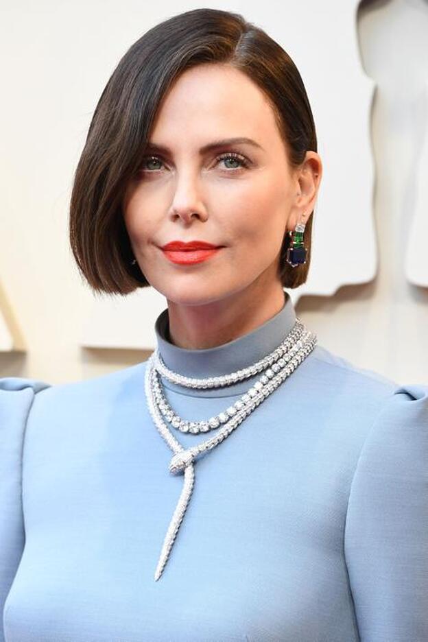 Charlize Theron con su nuevo look en la gala de los Oscars 2019.