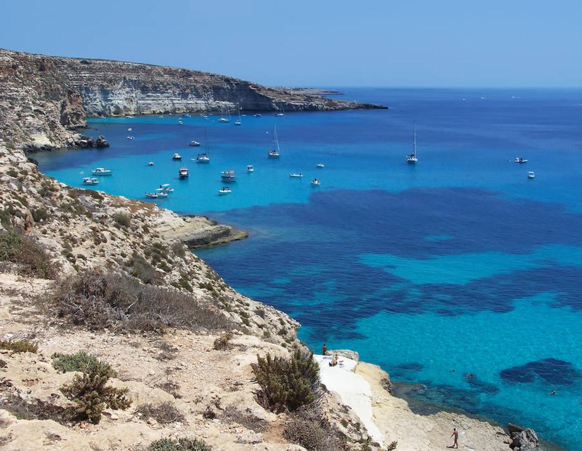 7. Spiaggia dei Conigli, Sicilia, Italia