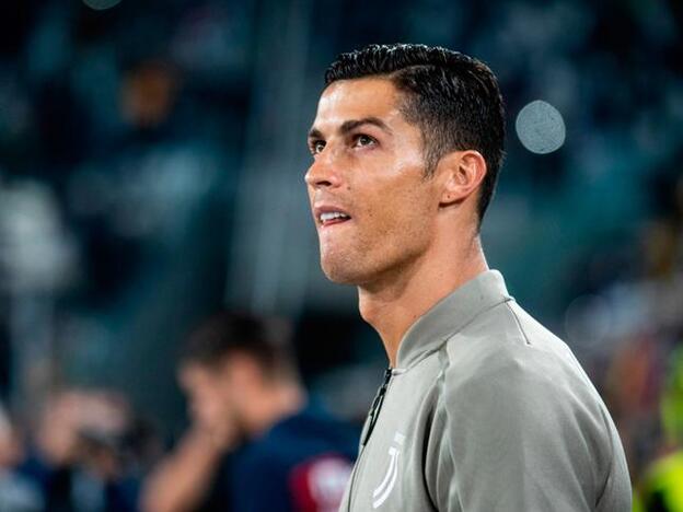 Cristiano Ronaldo invierte en una clínica de injertis capilares. Pincha sobre la foto para ver los famosos que ya se han sometido a este retoque estético./cordon press.