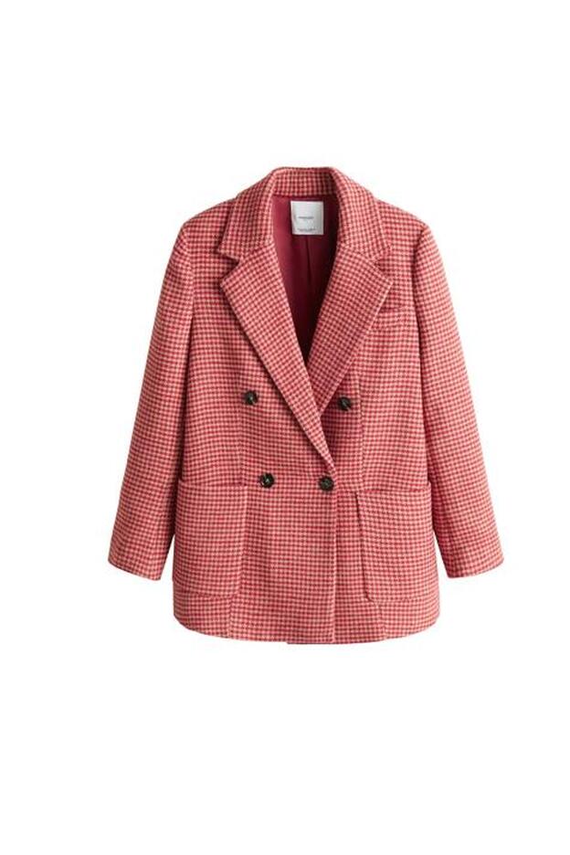 Chaquetón de Mango, en pata de gallo coral, 89,99 euros.